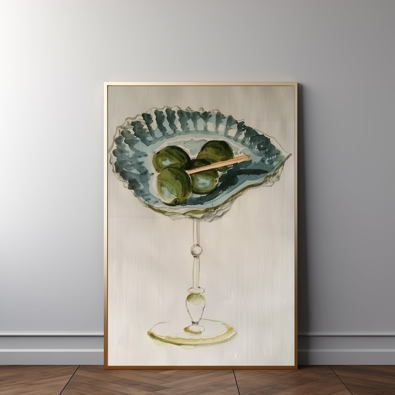 Puede incluir: Una pintura al agua de un pedestal de vidrio con un cuenco de concha de mar azul y verde lleno de aceitunas verdes. Las aceitunas est&aacute;n ensartadas con un palillo de dientes de madera.