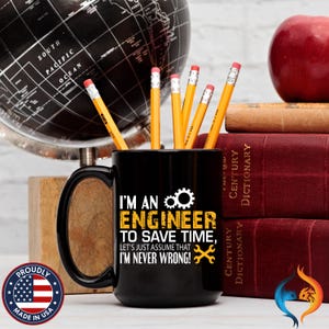 Peut inclure: Mug noir avec le texte "I'M AN ENGINEER TO SAVE TIME, LET'S JUST ASSUME THAT I'M NEVER WRONG!" et un engrenage et une clé. Le mug contient des crayons jaunes avec des gommes roses. Un globe, des livres et une pomme sont en arrière-plan.