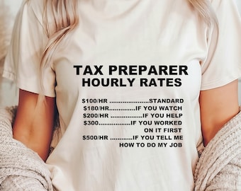 Könnte beinhalten: Ein weißes T-Shirt mit schwarzem Text, der "Tax Preparer Hourly Rates" lautet und verschiedene Stundensätze mit Beschreibungen auflistet. Die Sätze sind: 100 €/h - Standard, 180 €/h - Wenn Sie zuschauen, 200 €/h - Wenn Sie helfen, 300 € - Wenn Sie es zuerst bearbeitet haben, 500 €/h - Wenn Sie mir sagen, wie ich meinen Job machen soll.