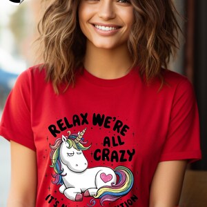 Lustiges Einhorn T-Shirt: Relax Wir sind alle verrückt Grafik Tee