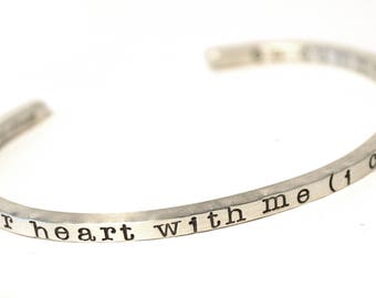 je porte ton coeur avec moi - BRACELET DE MANCHETTE SKINNY - Citation ee cummings - Bijoux de poésie - Bijoux personnalisés pour elle - Bracelet d'amitié