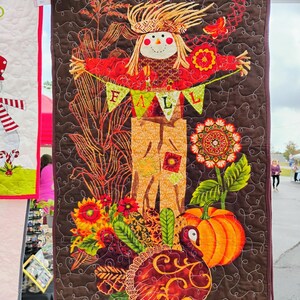 Colgante de pared acolchado de otoño con calabaza espantapájaros y pavo. Otoño