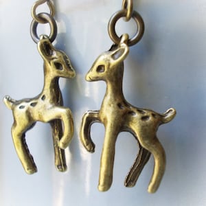 Baby fawn oorbellen in brons kleine hangoorbellen voor dames meisjes herten rendieren messing schattige kleine dieren oorbellen bosfee