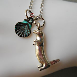 Otter Charm Kette, Flussotter Halskette Muschel, kleiner Seeotter, sterling versilbert, blau grüne Patina, Wasserotter lange Kette