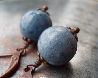 Blauwe koraaloorbellen Denimblauwe sponskoraaloorbellen antiek koperkoraal rustieke edelsteen blauw koraal oceaan zee kust nautisch zomerstrand