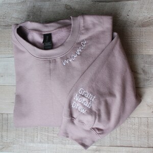 Mama Crewneck sweatshirt with kids dates on sleeve, Sweatshirt custom embroidery, Mama crewneck, Gift For mom, image 4