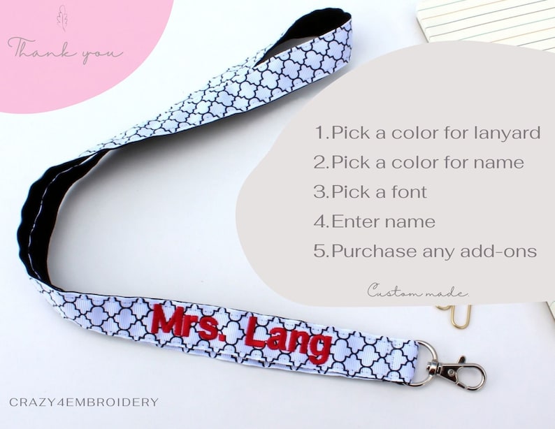 Puede incluir: Lanyard blanco con un patr&oacute;n geom&eacute;trico negro y un nombre bordado en rojo "Mrs. Lang". El lanyard tiene un cierre de seguridad negro y un gancho de metal plateado. La imagen incluye instrucciones para personalizar el lanyard: "1. Elige un color para el lanyard 2. Elige un color para el nombre 3. Elige una fuente 4. Ingresa el nombre 5. Compra cualquier complemento adicional".