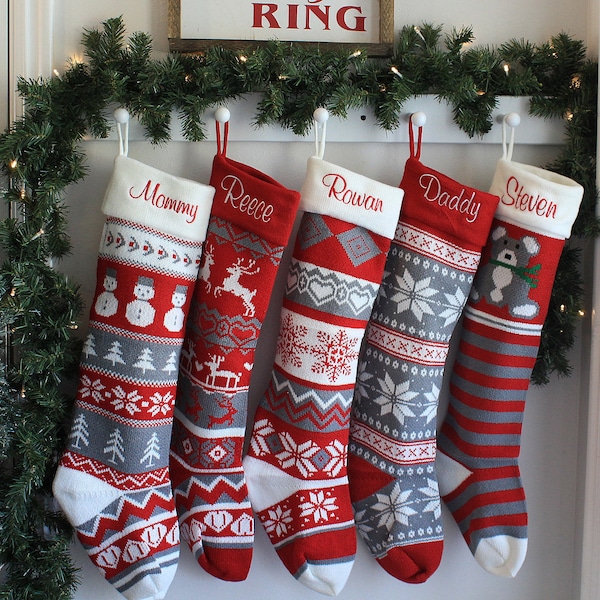 Bas tricoté famille personnalisé, Fair Isle tricot rayé rouge et gris brodé bas, bonhomme de neige, renne, flocons de neige Ex grand Noël