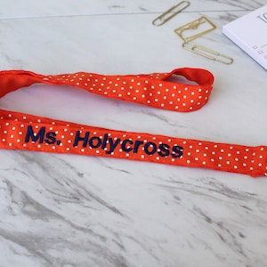 Cordón de maestro personalizado, titular de identificación de color escolar de lunares naranjas, apreciación del maestro, regalo del maestro, regalo del entrenador, identificación suave y cómoda