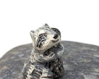 Figurine miniature de raton laveur