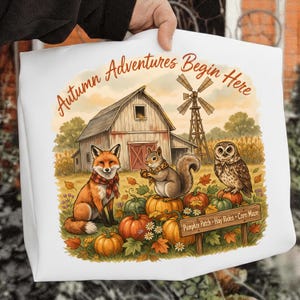Könnte beinhalten: Eine weiße Tragetasche mit einer farbenfrohen Illustration eines Fuchses, eines Eichhörnchens und einer Eule auf einem Kürbisfeld mit Scheune und Windmühle. Der Text lautet "Autumn Adventures Begin Here" und "Pumpkin Patch • Hay Rides • Corn Maze".