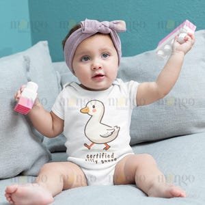 Silly goose baby onesie
Funny goose baby bodysuit
Goose-themed baby romper
Certified silly baby onesie
Quirky goose baby wear
Humorous baby goose onesie
Playful animal bodysuit