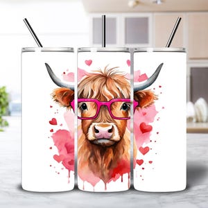 Vaso de vaca de las Tierras Altas de San Valentín: Taza de viaje rústica con corazones rosas (PNG)
