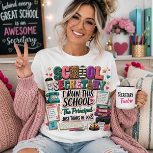 Könnte beinhalten: Ein weißes T-Shirt mit einer bunten Grafik und dem Text "SCHOOL SECRETARY I RUN THIS SCHOOL The Principal JUST THINKS HE DOES" sowie Abbildungen einer Kaffeetasse, eines Telefons, eines Klemmbretts, einer Tastatur und eines Druckers.