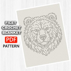 Pode incluir: Um padr&atilde;o PDF digital para uma manta de croch&ecirc; fil&eacute; com um design geom&eacute;trico de cabe&ccedil;a de urso em preto e branco. O texto &agrave; esquerda diz FILET CROCHET BLANKET PDF PATTERN em letras pretas e vermelhas sobre um fundo branco.