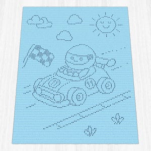 Peut inclure: Une couverture crochetée bleu clair avec un motif de voiture de course. La couverture représente un soleil souriant, des nuages et une voiture de course avec un pilote tenant un drapeau à damier. Le motif est réalisé avec du fil bleu foncé.