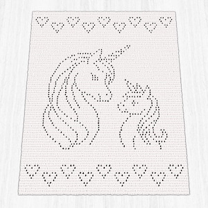 Peut inclure: Une couverture rectangulaire en crochet blanc présentant un motif noir pixélisé d'une grande licorne et d'une plus petite se faisant face. Les bordures supérieure et inférieure sont ornées d'une rangée de petits cœurs noirs.