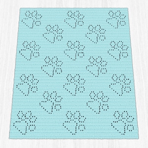 Peut inclure: Une couverture crochetée bleu clair avec un motif répété de pattes de chien. La couverture est de forme carrée et semble faite à la main, avec une surface texturée et un motif de point constant. Les empreintes de pattes sont espacées uniformément.