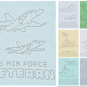 Può includere: Una coperta all'uncinetto azzurro con un disegno cucito in blu scuro di due aerei e il testo US AIR FORCE VETERAN. A destra, sei pannelli rettangolari più piccoli mostrano vari temi dei rami militari con grafiche e testo corrispondenti.