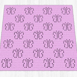 K&ouml;nnte beinhalten: Eine handgefertigte, hellrosa H&auml;keldecke mit einem sich wiederholenden Muster aus stilisierten Schmetterlingsformen. Die Schmetterlinge sind mit Lochmuster und dunkelrosa Stichen gestaltet, was dem Design einen Kontrast verleiht.