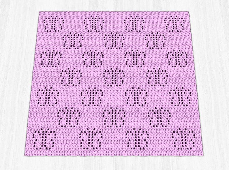 K&ouml;nnte beinhalten: Eine handgefertigte, hellrosa H&auml;keldecke mit einem sich wiederholenden Muster aus stilisierten Schmetterlingsformen. Die Schmetterlinge sind mit Lochmuster und dunkelrosa Stichen gestaltet, was dem Design einen Kontrast verleiht.