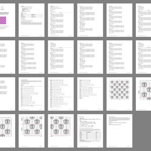 K&ouml;nnte beinhalten: Eine Sammlung wei&szlig;er Seiten mit schwarzem Text und Schmetterlingsillustrationen. Die Seiten tragen den Titel "BUTTERFLIES REPEAT" und ein rosa-violettes Schmetterlingsmuster. Die Seiten enthalten Anweisungen und Diagramme f&uuml;r ein Bastelprojekt, wahrscheinlich im Zusammenhang mit Textilkunst oder Stickerei.