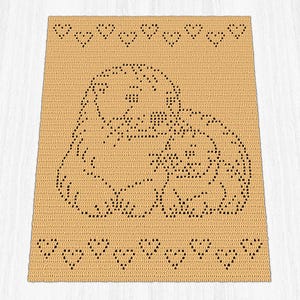 Peut inclure: Une couverture rectangulaire en crochet orange clair avec un motif marron foncé représentant deux loutres se tenant la main. Le design inclut une rangée de petits cœurs sur les bords supérieur et inférieur, réalisée en crochet filet.
