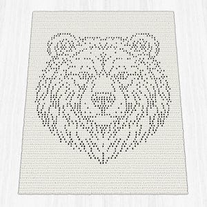Pode incluir: Uma manta retangular de croch&ecirc; com fundo branco e um design geom&eacute;trico de cabe&ccedil;a de urso preto centralizado no meio. O urso &eacute; composto por pequenos pontos triangulares repetitivos que formam o contorno e os tra&ccedil;os faciais.