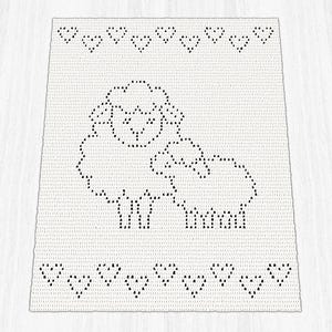 Può includere: Una coperta rettangolare in uncinetto bianco con un design nero pixelato che raffigura una pecora grande accanto a un agnello più piccolo. I bordi superiore e inferiore della coperta sono decorati con una fila orizzontale di piccoli cuori.