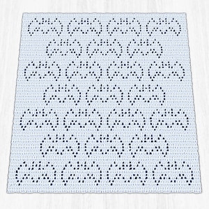 Könnte beinhalten: Eine hellblaue gehäkelte Decke mit einem sich wiederholenden Muster aus schwarzen Fledermaus-Silhouetten. Die quadratische Decke ist handgefertigt und hat ein detailliertes Stichdesign. Die Fledermäuse sind gleichmäßig über die Oberfläche verteilt.