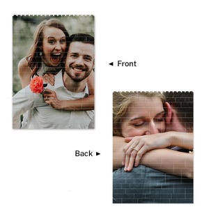 Peut inclure: Un couple est photographi&eacute; dans deux poses diff&eacute;rentes. Sur la premi&egrave;re image, la femme tient les &eacute;paules de l'homme tandis qu'il sourit &agrave; la cam&eacute;ra. Sur la deuxi&egrave;me image, le couple s'embrasse, la t&ecirc;te de la femme reposant sur l'&eacute;paule de l'homme.