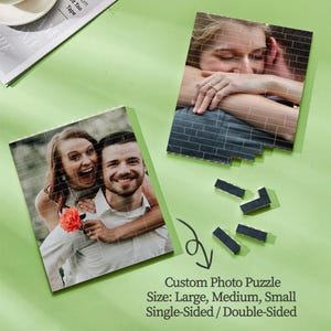 Peut inclure: Deux puzzles photo personnalis&eacute;s avec des images diff&eacute;rentes de couples. Les puzzles sont en bois et ont un motif de briques. Le texte "Custom Photo Puzzle" est &eacute;crit sous les puzzles, ainsi que le texte "Size: Large, Medium, Small" et "Single-Sided/Double-Sided".