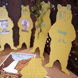 Carte typographique Bear Hug découpée Grizzly