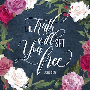 Puede incluir: Una corona floral de acuarela con rosas rosadas, blancas y rojas sobre un fondo azul oscuro. El texto "The truth will set you free" está escrito en cursiva blanca con el versículo bíblico "John 8:32" debajo.