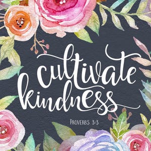 Puede incluir: Un diseño floral de acuarela con flores rosas, azules y naranjas sobre un fondo gris oscuro. El texto "cultivar la amabilidad" está escrito en letra cursiva blanca con la referencia bíblica "Proverbios 3:3" debajo.