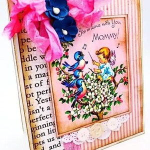 Tarjeta vintage shabby chic con texto "Love Mommy Girl" y pájaros azules para el Día de la Madre, hecha a mano.