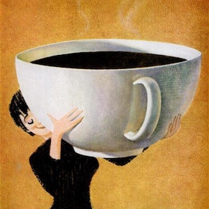 Könnte beinhalten: Eine Person hält eine große weiße Kaffeetasse, die mit Kaffee gefüllt ist. Die Tasse ist so groß, dass sie fast so hoch ist wie die Person. Die Person lächelt und sieht glücklich aus, die Tasse zu halten.