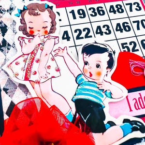 Tarjeta de San Valentín kitsch hecha a mano con texto "TE ADORO" en estilo retro vintage, con bingo y corazones