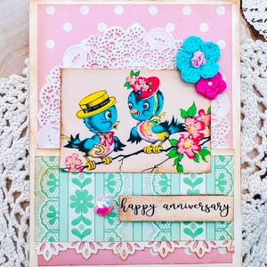 Tarjeta vintage retro "FELIZ ANIVERSARIO" hecha a mano con pájaros azules y sombreros, estilo shabby chic.