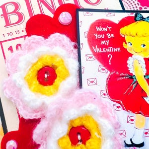 Cartão de Dia dos Namorados Vintage Retro Feito à Mão Seja Minha Garota Namorada e Flores de Crochê dos Anos 50