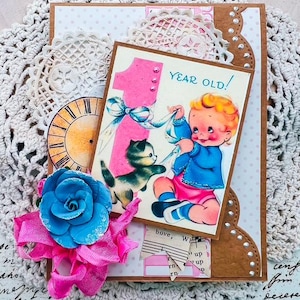 Cartão de feliz aniversário vintage retrô feito à mão, bebê de um ano com gatinho dos anos 50