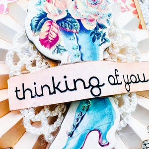 Handgemachte Vintage Shabby Chic Ephemera THINKING OF YOU Rosette Freundschaftskarte