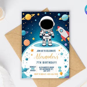 Puede incluir: Una colorida tarjeta de invitación con una ilustración de astronauta, planetas y un cohete sobre un fondo estrellado. El texto dice "¡Únete a nosotros para celebrar el 7º cumpleaños de Alexander!" con detalles del evento.