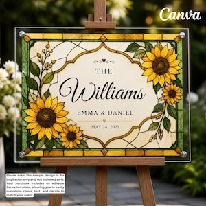 Può includere: Una targa rettangolare in acrilico con un bordo in stile vetrata decorato con girasoli gialli e foglie verdi. Il testo centrale recita THE Williams EMMA & DANIEL MAY 24, 2025. La targa è montata su un cavalletto in legno con fissaggi argentati.