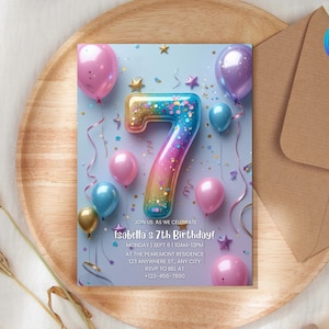 Peut inclure: Une invitation d'anniversaire avec un fond bleu clair, représentant un grand chiffre 7 coloré. Des ballons roses, bleus et dorés et des étoiles décorent la carte. Le texte indique "Isabella's 7th Birthday!" avec les détails de l'événement.