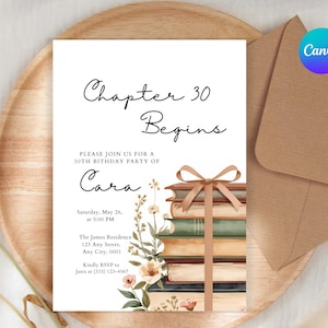 Pode incluir: Um cartão de convite branco com o texto "Chapter 30 Begins" para uma festa de 30 anos. O cartão apresenta uma pilha de livros amarrados com uma fita e detalhes florais. Um envelope está à direita.