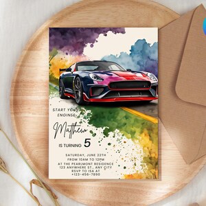 Pode incluir: Um convite de aniversário colorido com um fundo de aquarela que apresenta um carro esportivo preto. O convite diz "Dê a partida nos seus motores, Matthew está fazendo 5 anos. Sábado, 22 de junho, das 10h às 12h na residência Pearlmont, 123 Anywhere St., Any City. RSVP para Isa no +123-456-7890."