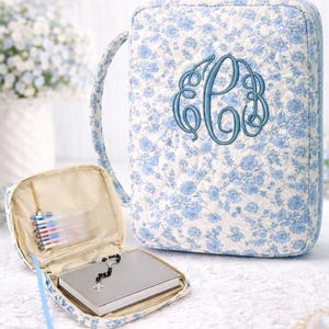 Personligt bibelskydd med monogram, blommigt Shabby Chic-motiv