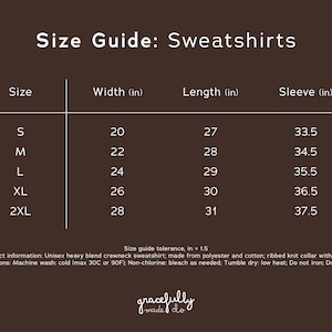 Puede incluir: Gu&iacute;a de tallas para sudaderas, con medidas en pulgadas. Incluye tallas de la S a la 2XL, detallando ancho, largo y dimensiones de la manga. La imagen tambi&eacute;n proporciona informaci&oacute;n del producto e instrucciones de cuidado.