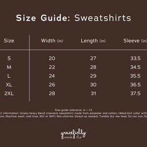 Peut inclure: Guide des tailles pour les sweatshirts, avec des mesures en pouces pour la largeur, la longueur et les manches. Tailles de S &agrave; 2XL. L'image comprend des informations sur le produit et des instructions d'entretien.